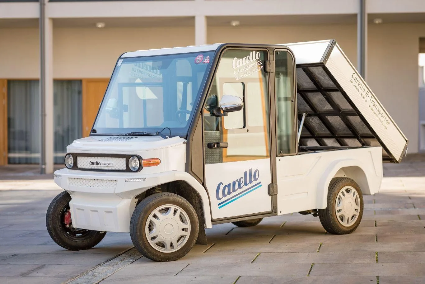 Weißer Carello E-Transporter mit gekipptem Ladeflächenaufbau